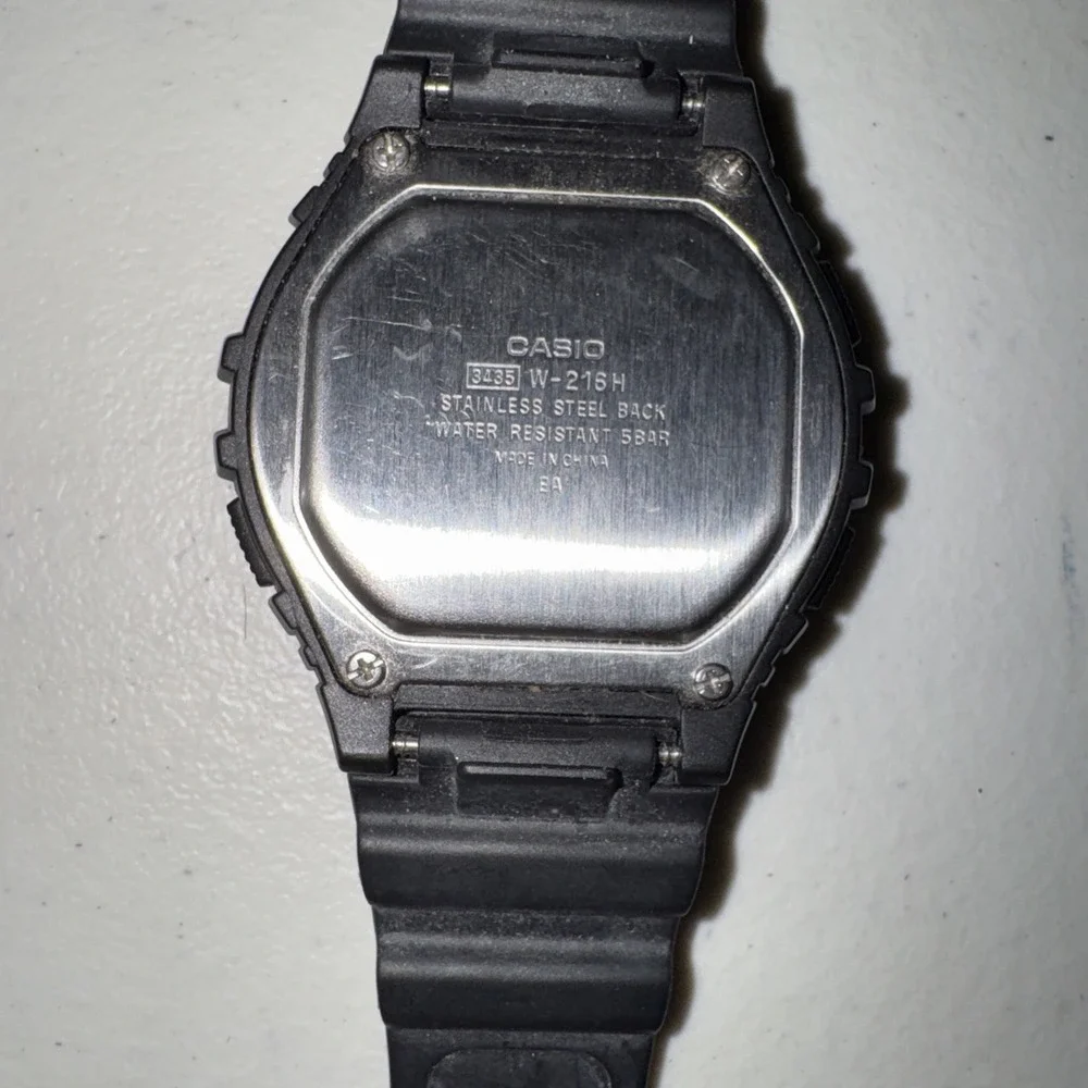 Casio W-216h Men's Digital Watch Illuminator
